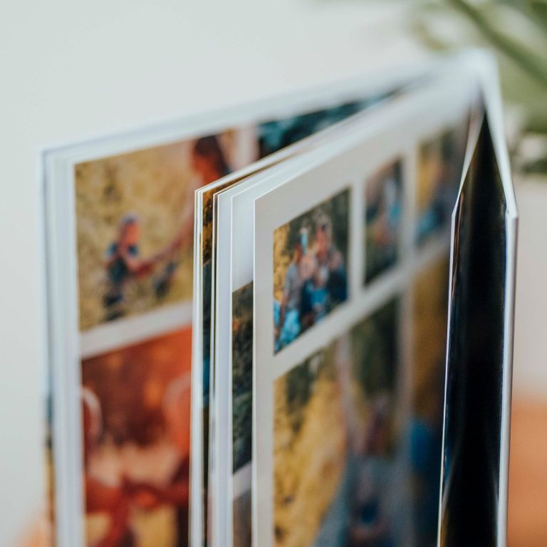 Ein aufgeschlagenes Fotoalbum mit bunten Bildern und Erinnerungen vom Fotoshooting.