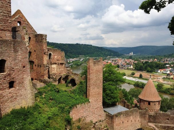 Fotografin Wertheim Ruine einer Burg umgeben von Grün mit Blick auf eine Stadt im Tal.