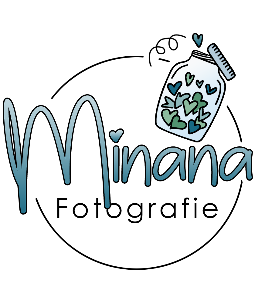 Ein Glas mit bunten Herzformen in Blau- und Grüntönen.